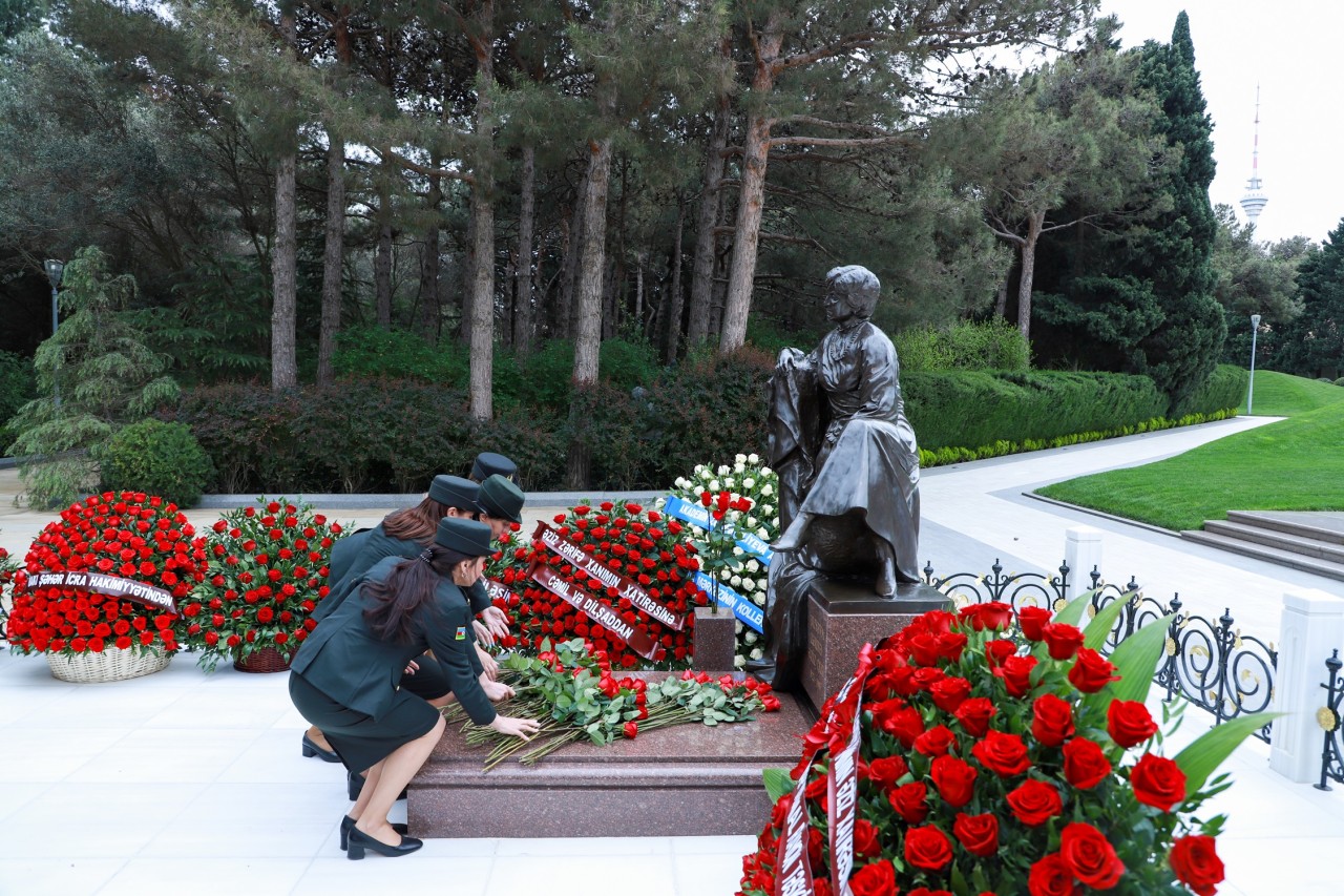 Dövlət Xidmətinin qadın hərbi qulluqçuları Zərifə Əliyevanı yad ediblər - FOTOLAR